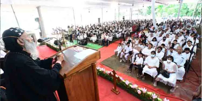 ദൈവത്തോട് ചേർന്ന് നടക്കാൻ നമ്മുടെ തലമുറകളെ പരിശീലിപ്പിക്കണo : സഖറിയാസ് മാർ അന്തോണിയോസ് മെത്രാപ്പോലീത്ത ദൈവത്തോട് ചേർന്ന് നടക്കാൻ നമ്മുടെ തലമുറകളെ പരിശീലിപ്പിക്കണo : സഖറിയാസ് മാർ അന്തോണിയോസ് മെത്രാപ്പോലീത്ത