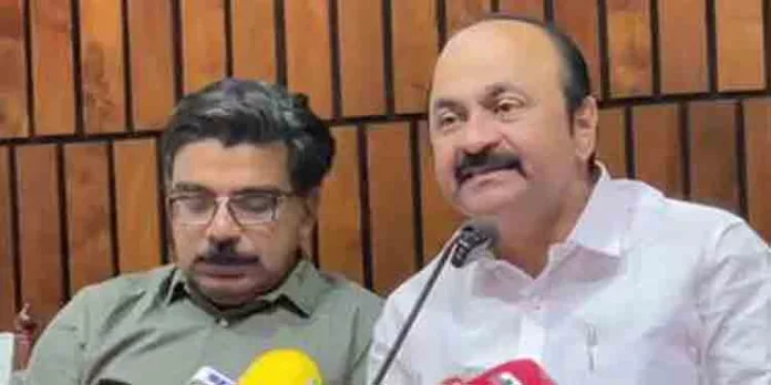 നേരത്തെ സംസ്ഥാനത്ത് ഒരു ഭവന നിര്മ്മാണ പദ്ധതിയും ഇല്ലായിരുന്നെന്ന തരത്തിലാണ് സര്ക്കാര് ലൈഫ് മിഷന് പദ്ധതിയെ കൊട്ടിഘോഷിക്കുന്നതെന്ന് പ്രതിപക്ഷ നേതാവ് നേരത്തെ സംസ്ഥാനത്ത് ഒരു ഭവന നിര്മ്മാണ പദ്ധതിയും ഇല്ലായിരുന്നെന്ന തരത്തിലാണ് സര്ക്കാര് ലൈഫ് മിഷന് പദ്ധതിയെ കൊട്ടിഘോഷിക്കുന്നതെന്ന് പ്രതിപക്ഷ നേതാവ്