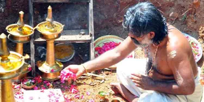 പടയണി പൈതൃക കേന്ദ്രത്തിന്റെയും കോലപ്പുരയുടെയും ശിലാസ്ഥാപനം നടത്തി പടയണി പൈതൃക കേന്ദ്രത്തിന്റെയും കോലപ്പുരയുടെയും ശിലാസ്ഥാപനം നടത്തി