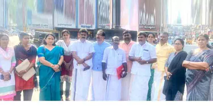 തൊഴിൽ നികുതി വർദ്ധനവ് : യു ഡി എഫ് അംഗങ്ങൾ കൗൺസിൽ ബഹിഷ്കരിച്ച് പ്രതിഷേധ പ്രകടനം നടത്തി തൊഴിൽ നികുതി വർദ്ധനവ് : യു ഡി എഫ് അംഗങ്ങൾ കൗൺസിൽ ബഹിഷ്കരിച്ച് പ്രതിഷേധ പ്രകടനം നടത്തി