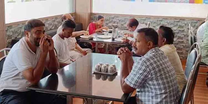 താലൂക്ക് ഓഫീസിലെ ജീവനക്കാര് കൂട്ട അവധി എടുത്ത് ഉല്ലാസ യാത്ര പോയതിന്റെ ചിത്രങ്ങള് പുറത്ത് താലൂക്ക് ഓഫീസിലെ ജീവനക്കാര് കൂട്ട അവധി എടുത്ത് ഉല്ലാസ യാത്ര പോയതിന്റെ ചിത്രങ്ങള് പുറത്ത്