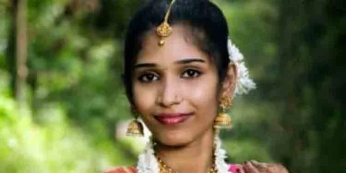 ഗ്രൈൻഡറിൽ ഷാൾ കുടുങ്ങി യുവതിക്ക് ദാരുണാന്ത്യം ; മരണം ജന്മദിനത്തിൽ ഗ്രൈൻഡറിൽ ഷാൾ കുടുങ്ങി യുവതിക്ക് ദാരുണാന്ത്യം ; മരണം ജന്മദിനത്തിൽ