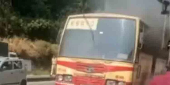 പുഴയ്ക്കലില് ഓടിക്കൊണ്ടിരുന്ന കെഎസ്ആര്ടിസി ബസിന് തീപിടിച്ചു പുഴയ്ക്കലില് ഓടിക്കൊണ്ടിരുന്ന കെഎസ്ആര്ടിസി ബസിന് തീപിടിച്ചു