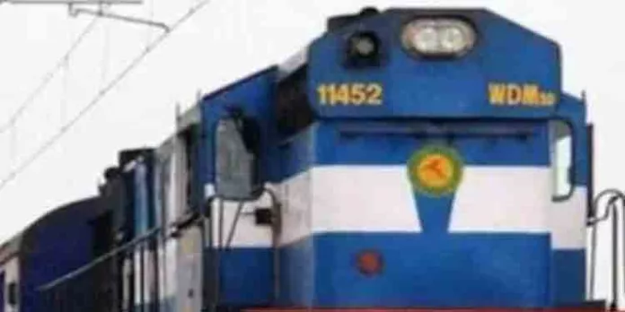 ഭര്ത്താവിനോട് പിണങ്ങി ട്രെയിനിന് തലവെയ്ക്കാനിറങ്ങിയ വീട്ടമ്മയെ രക്ഷിച്ചത് പോലീസുകാരുടെ സമയോജിത ഇടപെടല് ഭര്ത്താവിനോട് പിണങ്ങി ട്രെയിനിന് തലവെയ്ക്കാനിറങ്ങിയ വീട്ടമ്മയെ രക്ഷിച്ചത് പോലീസുകാരുടെ സമയോജിത ഇടപെടല്
