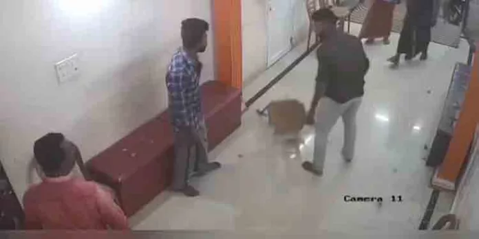ചികിത്സ വൈകിയെന്ന് ആരോപിച്ച് ഹോസ്പിറ്റൽ അടിച്ചു തകർത്തു ചികിത്സ വൈകിയെന്ന് ആരോപിച്ച് ഹോസ്പിറ്റൽ അടിച്ചു തകർത്തു
