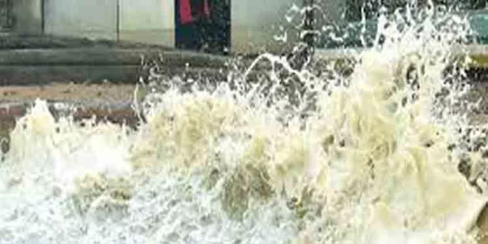 കേരള തീരത്ത് ഇന്ന് ഉയര്ന്ന തിരമാലകള്ക്കും കടലാക്രമണത്തിനും സാധ്യത ; ജാഗ്രതാ നിര്ദേശം കേരള തീരത്ത് ഇന്ന് ഉയര്ന്ന തിരമാലകള്ക്കും കടലാക്രമണത്തിനും സാധ്യത ; ജാഗ്രതാ നിര്ദേശം
