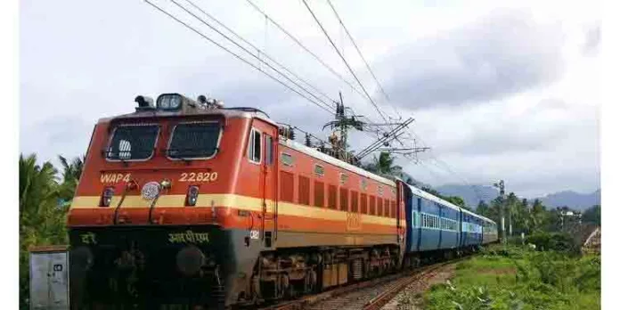 യുവതി ഒരു വയസുകാരന് മകനുമായി ട്രെയിന് മുന്നില് ചാടി ജീവനൊടുക്കി യുവതി ഒരു വയസുകാരന് മകനുമായി ട്രെയിന് മുന്നില് ചാടി ജീവനൊടുക്കി
