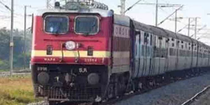 ക്യൂ നില്ക്കേണ്ട…ക്യുആര് കോഡ് ഉപയോഗിച്ച് ഇനി ട്രെയിന് ടിക്കറ്റ് സ്വന്തമാക്കാം ക്യൂ നില്ക്കേണ്ട…ക്യുആര് കോഡ് ഉപയോഗിച്ച് ഇനി ട്രെയിന് ടിക്കറ്റ് സ്വന്തമാക്കാം