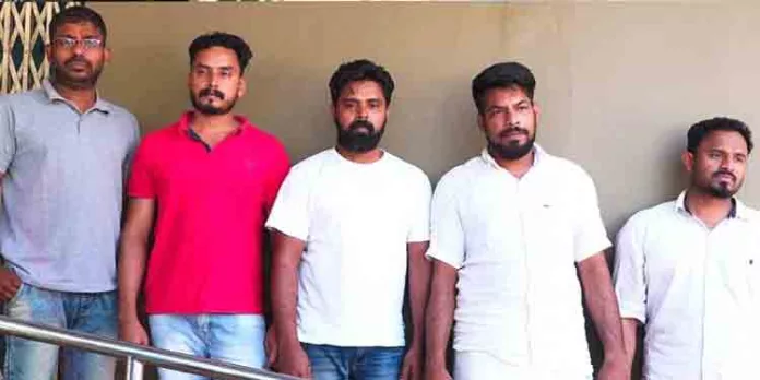 ഓണ്ലൈന് വ്യാപാരത്തിന്റെ പേരില് രണ്ടുപേരെ തട്ടിക്കൊണ്ടുപോയ കേസില് അഞ്ചുപേര് അറസ്റ്റില് ഓണ്ലൈന് വ്യാപാരത്തിന്റെ പേരില് രണ്ടുപേരെ തട്ടിക്കൊണ്ടുപോയ കേസില് അഞ്ചുപേര് അറസ്റ്റില്