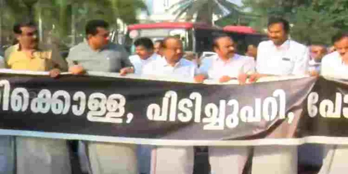 ഇന്ധനസെസ് വര്ധന : പ്രതിപക്ഷം ഇന്നും സംസ്ഥാന വ്യാപക പ്രതിഷേധം തുടരും ഇന്ധനസെസ് വര്ധന : പ്രതിപക്ഷം ഇന്നും സംസ്ഥാന വ്യാപക പ്രതിഷേധം തുടരും
