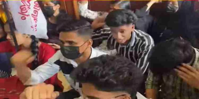 കാസർകോട്ടെ കോളേജുകളിൽ കരിദിനം ആചരിച്ച് എസ് എഫ് ഐ കാസർകോട്ടെ കോളേജുകളിൽ കരിദിനം ആചരിച്ച് എസ് എഫ് ഐ