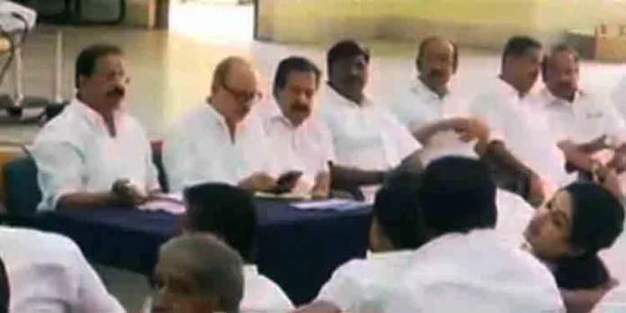 സംസ്ഥാനത്തെ കോണ്ഗ്രസ് നേതൃത്വം രണ്ട് തട്ടിലെന്ന് എ.ഐ.സി.സിയുടെ രൂക്ഷ വിമര്ശനം സംസ്ഥാനത്തെ കോണ്ഗ്രസ് നേതൃത്വം രണ്ട് തട്ടിലെന്ന് എ.ഐ.സി.സിയുടെ രൂക്ഷ വിമര്ശനം