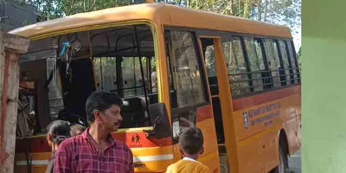 പെരുനാട് മടത്തുംമൂഴിയിൽ സ്വകാര്യ സ്കൂൾ ബസ് അപകടത്തിൽപ്പെട്ടു പെരുനാട് മടത്തുംമൂഴിയിൽ സ്വകാര്യ സ്കൂൾ ബസ് അപകടത്തിൽപ്പെട്ടു