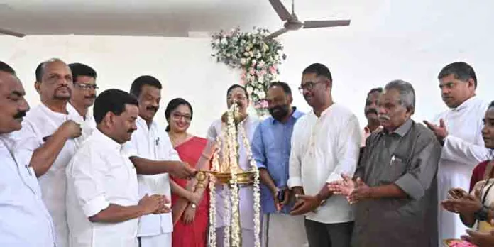 പെരുന്തേനരുവി ടൂറിസം സെന്റര് ഉദ്ഘാടനം ചെയ്തതോടെ സഞ്ചാരികള്ക്ക് ഇനി സൗകര്യങ്ങളായി പെരുന്തേനരുവി ടൂറിസം സെന്റര് ഉദ്ഘാടനം ചെയ്തതോടെ സഞ്ചാരികള്ക്ക് ഇനി സൗകര്യങ്ങളായി