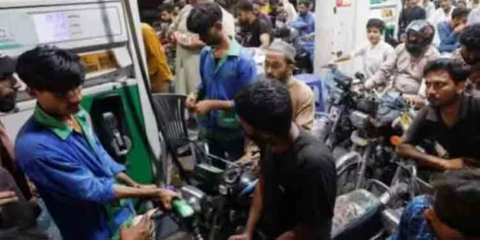 പെട്രോളിന് 272 രൂപ, ഒരു കിലോ ചിക്കന് 800 രൂപ വരെ, 210 കടന്ന് പാല് വില! പാകിസ്ഥാനില് ജനങ്ങളെ ദുരിതത്തിലാക്കി വിലക്കയറ്റം പെട്രോളിന് 272 രൂപ, ഒരു കിലോ ചിക്കന് 800 രൂപ വരെ, 210 കടന്ന് പാല് വില! പാകിസ്ഥാനില് ജനങ്ങളെ ദുരിതത്തിലാക്കി വിലക്കയറ്റം