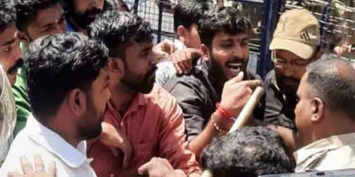 യുവമോർച്ചയുടെ നേതൃത്വത്തിൽ കോന്നി താലൂക്ക് ഓഫീസിലേക്ക് പ്രതിഷേധ മാർച്ച് നടത്തി യുവമോർച്ചയുടെ നേതൃത്വത്തിൽ കോന്നി താലൂക്ക് ഓഫീസിലേക്ക് പ്രതിഷേധ മാർച്ച് നടത്തി