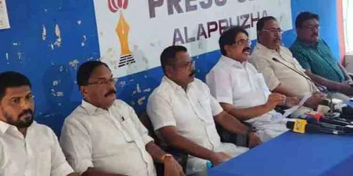 കേന്ദ്ര സംസ്ഥാന ബജറ്റില് വ്യാപാരി ദ്രോഹ നടപടികള് അടിച്ചേല്പ്പിച്ച സര്ക്കാരുകള്ക്കെതിരെ വ്യാപാരി വ്യവസായി ഏകോപന സമിതി സമരരംഗത്ത് കേന്ദ്ര സംസ്ഥാന ബജറ്റില് വ്യാപാരി ദ്രോഹ നടപടികള് അടിച്ചേല്പ്പിച്ച സര്ക്കാരുകള്ക്കെതിരെ വ്യാപാരി വ്യവസായി ഏകോപന സമിതി സമരരംഗത്ത്