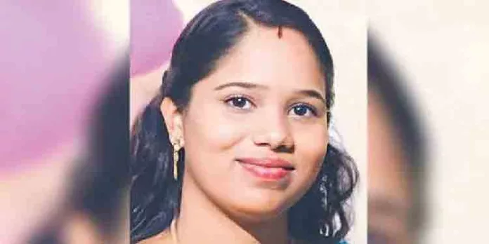 മൂന്നു മാസം ഗർഭിണിയായ യുവതി ഭർതൃവീട്ടില് തൂങ്ങിമരിച്ച നിലയിൽ മൂന്നു മാസം ഗർഭിണിയായ യുവതി ഭർതൃവീട്ടില് തൂങ്ങിമരിച്ച നിലയിൽ