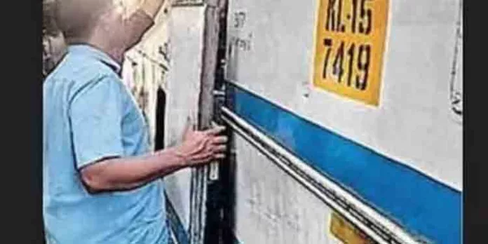 യാത്രക്കിടെ കെഎസ്ആർടിസി ബസിന്റെ വാതിൽ തകർന്ന് റോഡിൽ വീണു ; വഴിയാത്രക്കാർ ഇല്ലാതിരുന്നതിനാൽ അപകടം ഒഴിവായി യാത്രക്കിടെ കെഎസ്ആർടിസി ബസിന്റെ വാതിൽ തകർന്ന് റോഡിൽ വീണു ; വഴിയാത്രക്കാർ ഇല്ലാതിരുന്നതിനാൽ അപകടം ഒഴിവായി