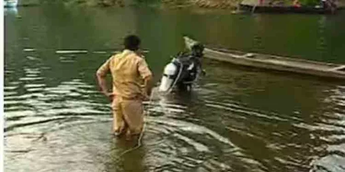 പമ്പയാറ്റില് കാണാതായ മൂന്ന് പേരില് രണ്ട് പേരുടെ മൃതദേഹം കണ്ടെത്തി, ഒരാള്ക്കായി തിരച്ചില് പമ്പയാറ്റില് കാണാതായ മൂന്ന് പേരില് രണ്ട് പേരുടെ മൃതദേഹം കണ്ടെത്തി, ഒരാള്ക്കായി തിരച്ചില്