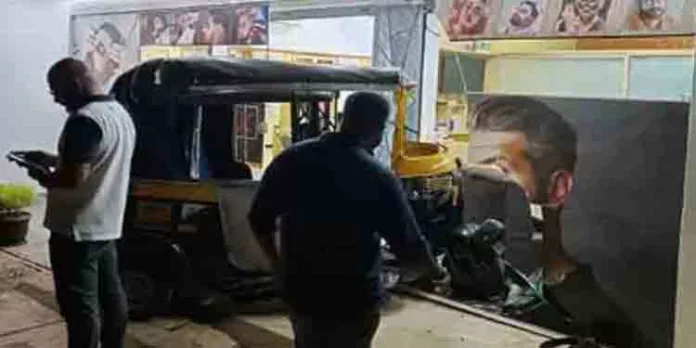 കോഴിക്കോട് വെള്ളിമാടുകുന്നില് ഓട്ടോറിക്ഷ നിയന്ത്രണം വിട്ട് സലൂണിലേക്ക് ഇടിച്ചു കയറി അപകടം കോഴിക്കോട് വെള്ളിമാടുകുന്നില് ഓട്ടോറിക്ഷ നിയന്ത്രണം വിട്ട് സലൂണിലേക്ക് ഇടിച്ചു കയറി അപകടം