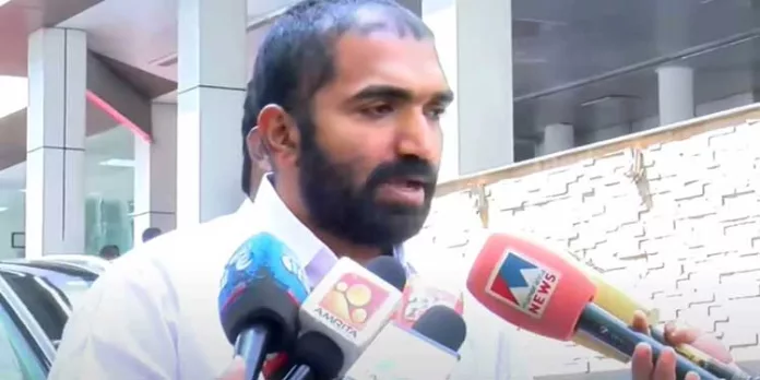 മുൻ മുഖ്യമന്ത്രി ഉമ്മൻചാണ്ടിയുടെ രോഗാവസ്ഥയെ കുറിച്ച് ചിലർ വ്യാജരേഖയുണ്ടാക്കിയെന്ന് മകൻ ചാണ്ടി ഉമ്മൻ മുൻ മുഖ്യമന്ത്രി ഉമ്മൻചാണ്ടിയുടെ രോഗാവസ്ഥയെ കുറിച്ച് ചിലർ വ്യാജരേഖയുണ്ടാക്കിയെന്ന് മകൻ ചാണ്ടി ഉമ്മൻ