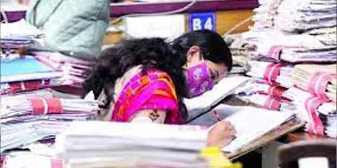 മോഹങ്ങള് മരവിച്ചു … നാലാം ശനി അവധി നിര്ദ്ദേശത്തില് നിന്ന് സര്ക്കാര് പിന്മാറി മോഹങ്ങള് മരവിച്ചു … നാലാം ശനി അവധി നിര്ദ്ദേശത്തില് നിന്ന് സര്ക്കാര് പിന്മാറി