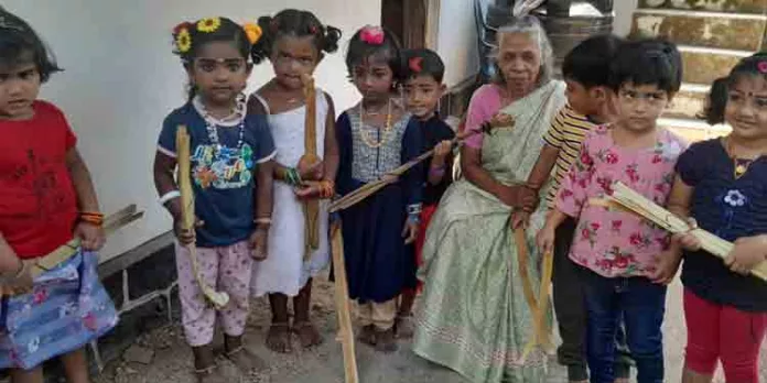 അഞ്ച് തലമുറകൾക്ക് ഹരിശ്രീ കുറിച്ച് ഞള്ളൂരിലെ ആശാട്ടി അഞ്ച് തലമുറകൾക്ക് ഹരിശ്രീ കുറിച്ച് ഞള്ളൂരിലെ ആശാട്ടി