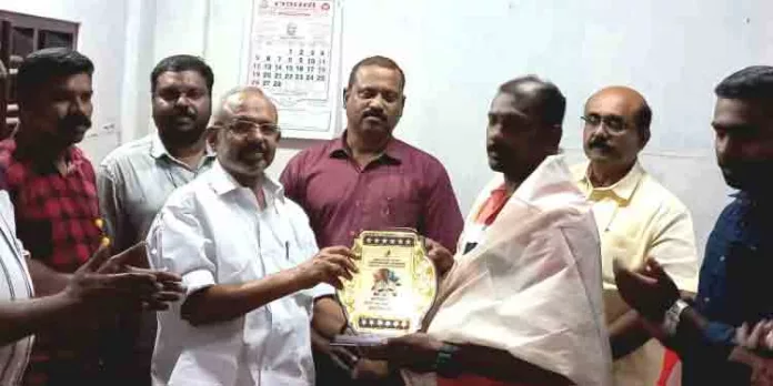 ദേശീയ മാസ്റ്റേഴ്സ് മീറ്റില് സ്വര്ണ്ണ മെഡലുകള് നേടിയ പി. അനീഷ് മോനെ എ.ഐ.വൈ.എഫ് ആദരിച്ചു ദേശീയ മാസ്റ്റേഴ്സ് മീറ്റില് സ്വര്ണ്ണ മെഡലുകള് നേടിയ പി. അനീഷ് മോനെ എ.ഐ.വൈ.എഫ് ആദരിച്ചു