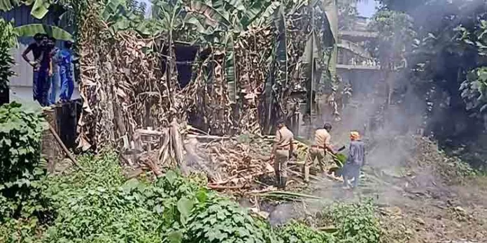 റാന്നി ടൗണിൽ മാമുക്ക് ജംഗ്ഷനിലുണ്ടായ തീപിടുത്തം വ്യാപാരികളെ പരിഭ്രാന്തിയിലാക്കി റാന്നി ടൗണിൽ മാമുക്ക് ജംഗ്ഷനിലുണ്ടായ തീപിടുത്തം വ്യാപാരികളെ പരിഭ്രാന്തിയിലാക്കി