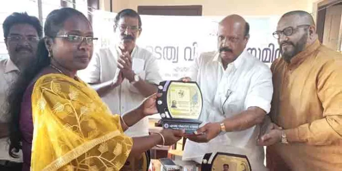 ജാവലിന് ത്രോയില് വെള്ളിമെഡല് നേടിയ ടിൻ്റു ദിലീപിനെ അനുമോദിച്ചു ജാവലിന് ത്രോയില് വെള്ളിമെഡല് നേടിയ ടിൻ്റു ദിലീപിനെ അനുമോദിച്ചു