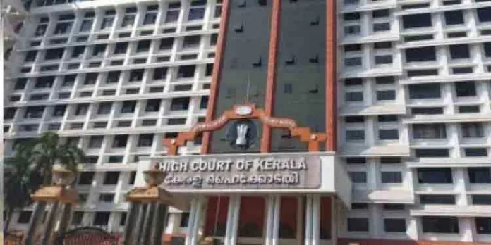 മുഖ്യമന്ത്രിക്കും മന്ത്രിമാർക്കുമെതിരെ കരിങ്കൊടി പ്രതിഷേധം നടത്തിയവർക്കെതിരായ പോലീസ് നടപടികൾ നിയമവിരുദ്ധമായി പ്രഖ്യാപിക്കണമെന്ന ഹർജി ഹൈക്കോടതി തള്ളി മുഖ്യമന്ത്രിക്കും മന്ത്രിമാർക്കുമെതിരെ കരിങ്കൊടി പ്രതിഷേധം നടത്തിയവർക്കെതിരായ പോലീസ് നടപടികൾ നിയമവിരുദ്ധമായി പ്രഖ്യാപിക്കണമെന്ന ഹർജി ഹൈക്കോടതി തള്ളി