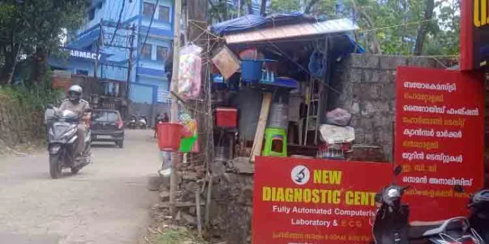 താലൂക്ക് ആശുപത്രി റോഡിലെ അനധികൃത പെട്ടിക്കട മൂലം ഗതാഗത തടസം ഉണ്ടാക്കുന്നതായി പരാതി താലൂക്ക് ആശുപത്രി റോഡിലെ അനധികൃത പെട്ടിക്കട മൂലം ഗതാഗത തടസം ഉണ്ടാക്കുന്നതായി പരാതി