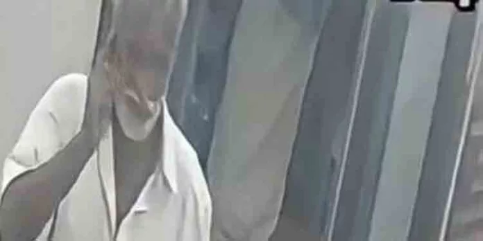 മാന്യമായി വസ്ത്രം ധരിച്ചെത്തി കൂളായി മൊബൈൽ ഫോൺ അടിച്ചുമാറ്റി മുങ്ങി,കോട്ടയത്തെ വയോധികനെ പോലീസ് തിരയുന്നു മാന്യമായി വസ്ത്രം ധരിച്ചെത്തി കൂളായി മൊബൈൽ ഫോൺ അടിച്ചുമാറ്റി മുങ്ങി,കോട്ടയത്തെ വയോധികനെ പോലീസ് തിരയുന്നു