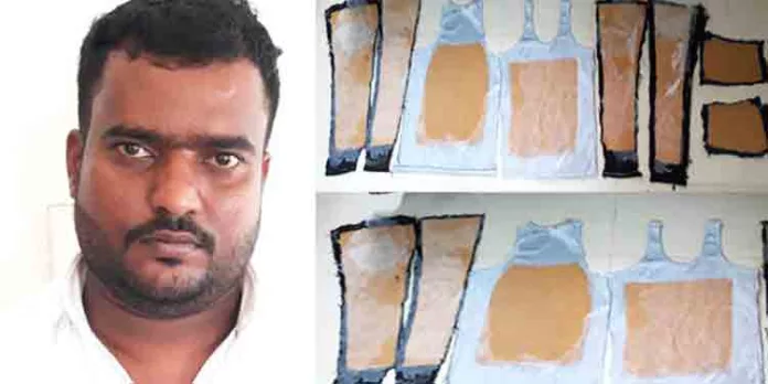 കരിപ്പൂരിൽ സ്വർണം പൂശിയ പാന്റും ഷർട്ടും ധരിച്ചെത്തിയയാൾ അറസ്റ്റിൽ കരിപ്പൂരിൽ സ്വർണം പൂശിയ പാന്റും ഷർട്ടും ധരിച്ചെത്തിയയാൾ അറസ്റ്റിൽ