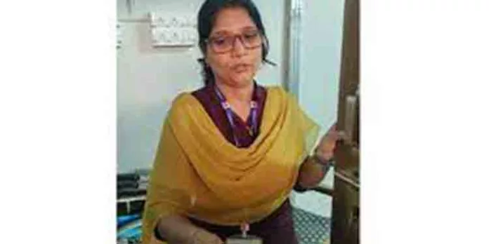 ട്രെയിൻ മാറിക്കയറിയ യാത്രക്കാരിയുടെ ഷാൾ ഊരി ഉദ്യോഗസ്ഥ ; റെയിൽവേക്കും മുഖ്യമന്ത്രിക്കും പരാതി ട്രെയിൻ മാറിക്കയറിയ യാത്രക്കാരിയുടെ ഷാൾ ഊരി ഉദ്യോഗസ്ഥ ; റെയിൽവേക്കും മുഖ്യമന്ത്രിക്കും പരാതി