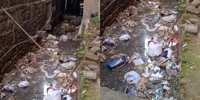 ഇട്ടിയപ്പാറ സ്വകാര്യ ബസ് സ്റ്റാന്ഡില് ദുർഗന്ധം വഹിക്കുന്നതായി പരാതി ഇട്ടിയപ്പാറ സ്വകാര്യ ബസ് സ്റ്റാന്ഡില് ദുർഗന്ധം വഹിക്കുന്നതായി പരാതി