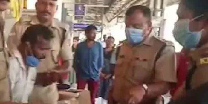 ആലുവ നഗരമധ്യത്തിൽ പെൺകുട്ടിക്കു നേരെ ലൈംഗികാതിക്രമം ആലുവ നഗരമധ്യത്തിൽ പെൺകുട്ടിക്കു നേരെ ലൈംഗികാതിക്രമം