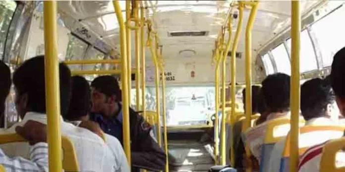 മദ്യപിച്ചെത്തിയ യുവാവ് ബസ് യാത്രക്കാരിയുടെ സീറ്റിൽ മൂത്രമൊഴിച്ചു മദ്യപിച്ചെത്തിയ യുവാവ് ബസ് യാത്രക്കാരിയുടെ സീറ്റിൽ മൂത്രമൊഴിച്ചു