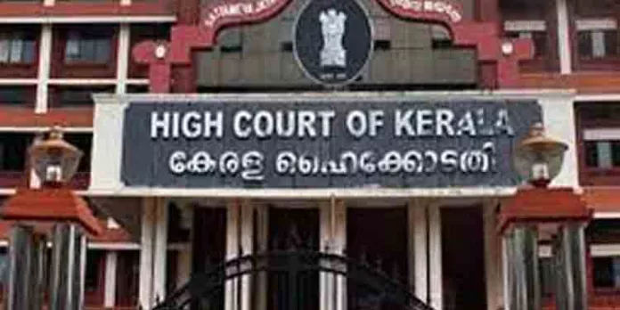 തൂങ്ങിക്കിടക്കുന്ന കേബിളുകള് അടിയന്തരമായി നീക്കണമെന്ന് ഹൈക്കോടതി തൂങ്ങിക്കിടക്കുന്ന കേബിളുകള് അടിയന്തരമായി നീക്കണമെന്ന് ഹൈക്കോടതി