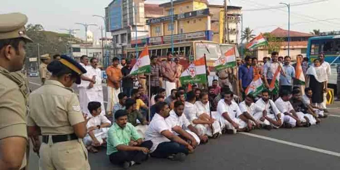 പ്രവര്ത്തകര്ക്ക് നേരെ പോലീസ് അതിക്രമം ; അടൂരിൽ യൂത്ത് കോണ്ഗ്രസ് പ്രതിഷേധo പ്രവര്ത്തകര്ക്ക് നേരെ പോലീസ് അതിക്രമം ; അടൂരിൽ യൂത്ത് കോണ്ഗ്രസ് പ്രതിഷേധo