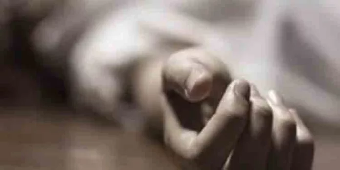 വനിതാ ജയിലിന് പുറത്ത് പോലീസുകാരന് സ്വയം വെടിയുതിര്ത്തു മരിച്ചു വനിതാ ജയിലിന് പുറത്ത് പോലീസുകാരന് സ്വയം വെടിയുതിര്ത്തു മരിച്ചു