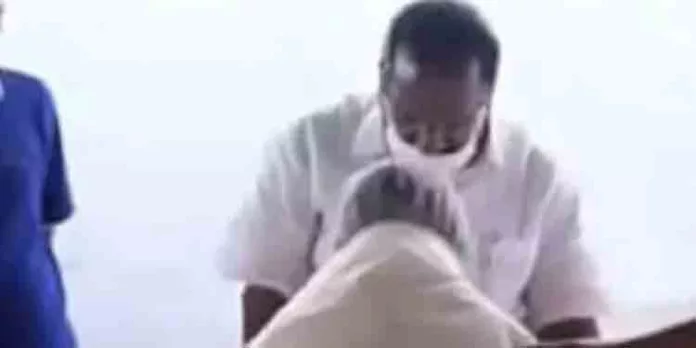 പ്രതിരോധജാഥ ഒഴിവാക്കി ദല്ലാള് നന്ദകുമാറിന്റെ അമ്മയെ ആദരിക്കുന്ന ചടങ്ങിൽ ഇ.പി.ജയരാജന് പങ്കെടുത്തത് വിവാദമാകുന്നു പ്രതിരോധജാഥ ഒഴിവാക്കി ദല്ലാള് നന്ദകുമാറിന്റെ അമ്മയെ ആദരിക്കുന്ന ചടങ്ങിൽ ഇ.പി.ജയരാജന് പങ്കെടുത്തത് വിവാദമാകുന്നു