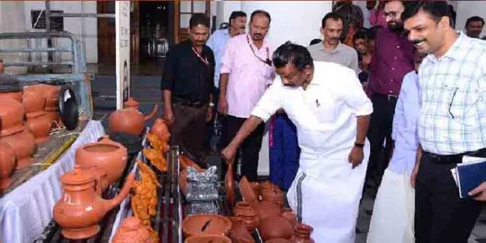 സഞ്ചരിക്കുന്ന കളിമൺ ഉത്പ്പന്ന വിപണനശാലയ്ക്ക് തുടക്കമായി സഞ്ചരിക്കുന്ന കളിമൺ ഉത്പ്പന്ന വിപണനശാലയ്ക്ക് തുടക്കമായി