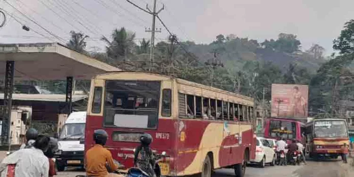 സംസ്ഥാന പാത നിർമ്മാണം : ഗതാഗത നിയന്ത്രണം പാളുന്നു സംസ്ഥാന പാത നിർമ്മാണം : ഗതാഗത നിയന്ത്രണം പാളുന്നു