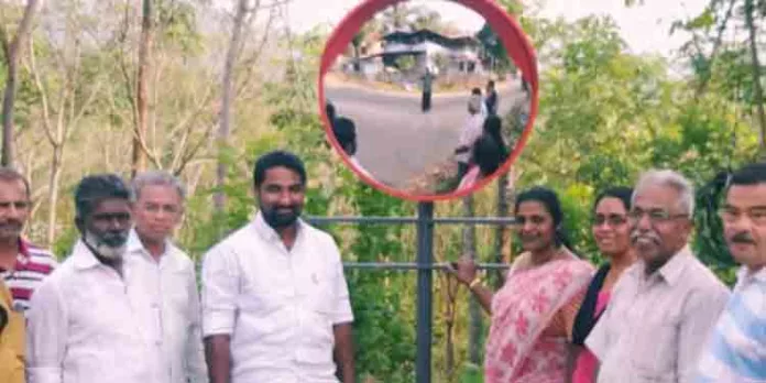ഭാരത് ജോഡോ യാത്രയ്ക്ക് ഐക്യദാർഢ്യം : ഉന്മധ്യ കണ്ണാടി സ്ഥാപിച്ചു ഭാരത് ജോഡോ യാത്രയ്ക്ക് ഐക്യദാർഢ്യം : ഉന്മധ്യ കണ്ണാടി സ്ഥാപിച്ചു