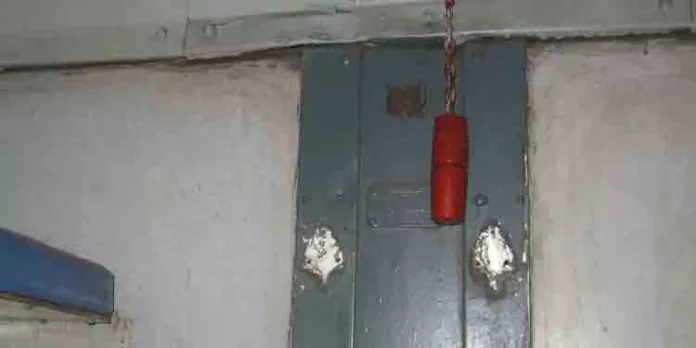 ശുചിമുറിയിലേക്ക് പോകാനായി എഴുന്നേറ്റ യാത്രക്കാരന് വീഴാതിരിക്കാന് പിടിച്ചത് അപായച്ചങ്ങലയില് ശുചിമുറിയിലേക്ക് പോകാനായി എഴുന്നേറ്റ യാത്രക്കാരന് വീഴാതിരിക്കാന് പിടിച്ചത് അപായച്ചങ്ങലയില്