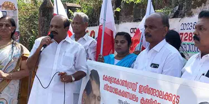 മുഖ്യമന്ത്രി പതനത്തിന്റെ വക്കിൽ : തോമസ് ഉണ്ണിയാടൻ മുഖ്യമന്ത്രി പതനത്തിന്റെ വക്കിൽ : തോമസ് ഉണ്ണിയാടൻ