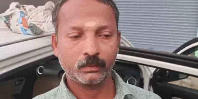 പുളിയന്മല കേന്ദ്രീകരിച്ച് അനധികൃത മദ്യ വില്പ്പന നടത്തിയ ചുമട്ടുതൊഴിലാളി പിടിയില് പുളിയന്മല കേന്ദ്രീകരിച്ച് അനധികൃത മദ്യ വില്പ്പന നടത്തിയ ചുമട്ടുതൊഴിലാളി പിടിയില്