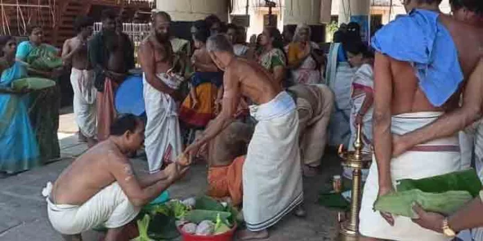 തൃക്കാരിയൂരില് ഭിക്ഷ സ്വീകരിക്കാന് നരസിംഹാനന്ദ ബ്രഹ്മാനന്ദഭൂതി സ്വാമിയാരെത്തി തൃക്കാരിയൂരില് ഭിക്ഷ സ്വീകരിക്കാന് നരസിംഹാനന്ദ ബ്രഹ്മാനന്ദഭൂതി സ്വാമിയാരെത്തി